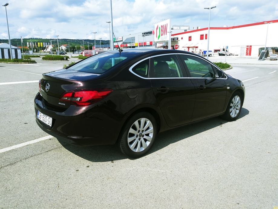 Opel Astra J Sedan 1 7 Cdti Ecoflex 2013 God