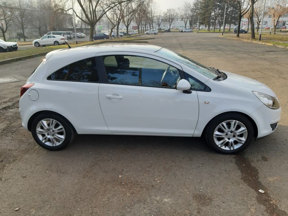 Opel Corsa 1 2 16V COLOR EDITION Kupljen U HR 2010 God