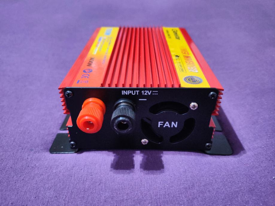 Inverter Pretvarač napona 12V na 220V 700W