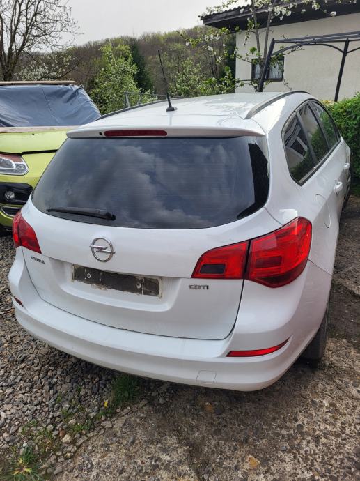 Zadnja Hauba Opel Astra J Karavan