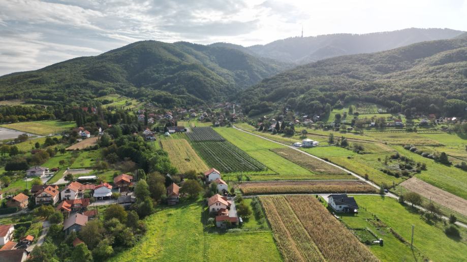 Građevinsko zemljište sa projektom i dozvolom