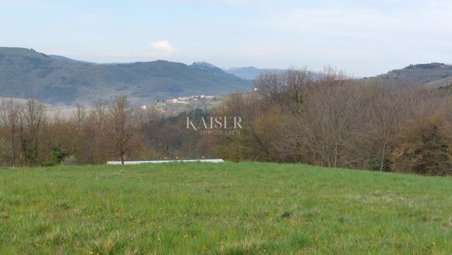 Istra Motovun građevinsko zemljište s pogledom na jezero Butoniga