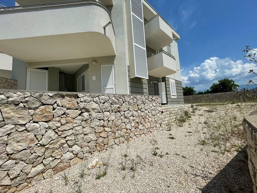 PRODAJA Novalja 3 Sob Apartman U Prizemlju Velika Terasa Vrt 200 M