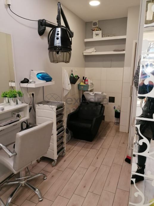 Opremljen Frizerski Salon 16m2 Terasa Toalet Sva Oprema