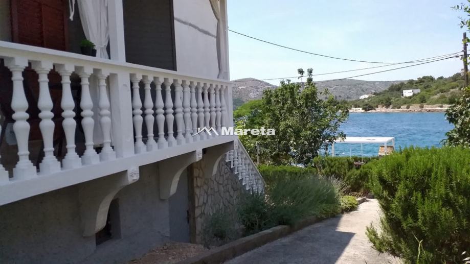 OTOK RAVA KUĆA SA 5 APARTMANA PRVI RED DO MORA prodaja