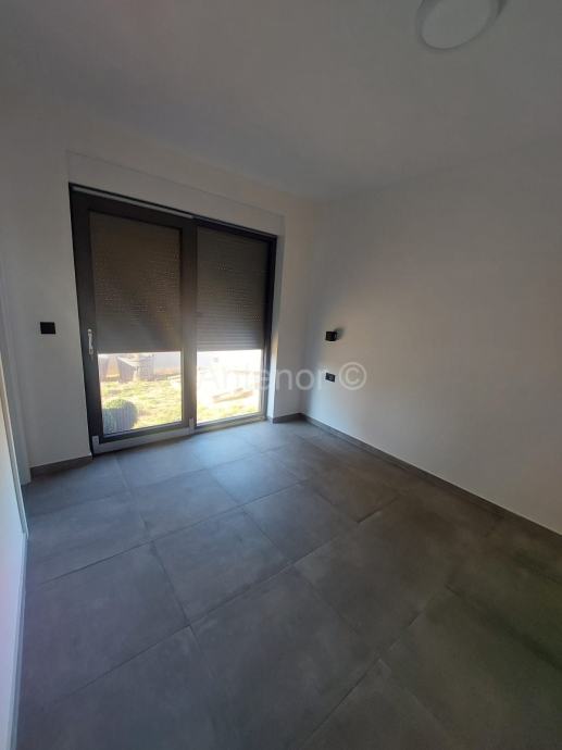 Privlaka Penthouse Sa Krovnom Terasom S M Do Mora