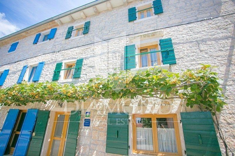 Rovinj okolica dvije kamene kuće s bazenom prodaja