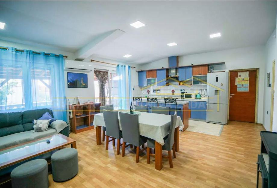 Višnjik kuća s tri apartmana prodaja