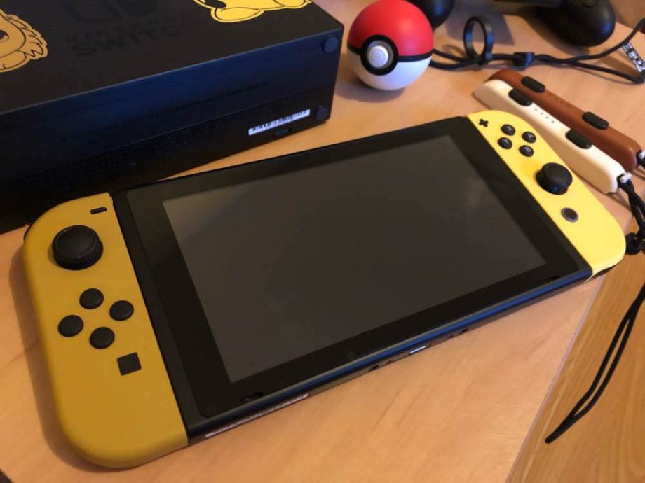 Nintendo Switch Pikachu Eevee Edition