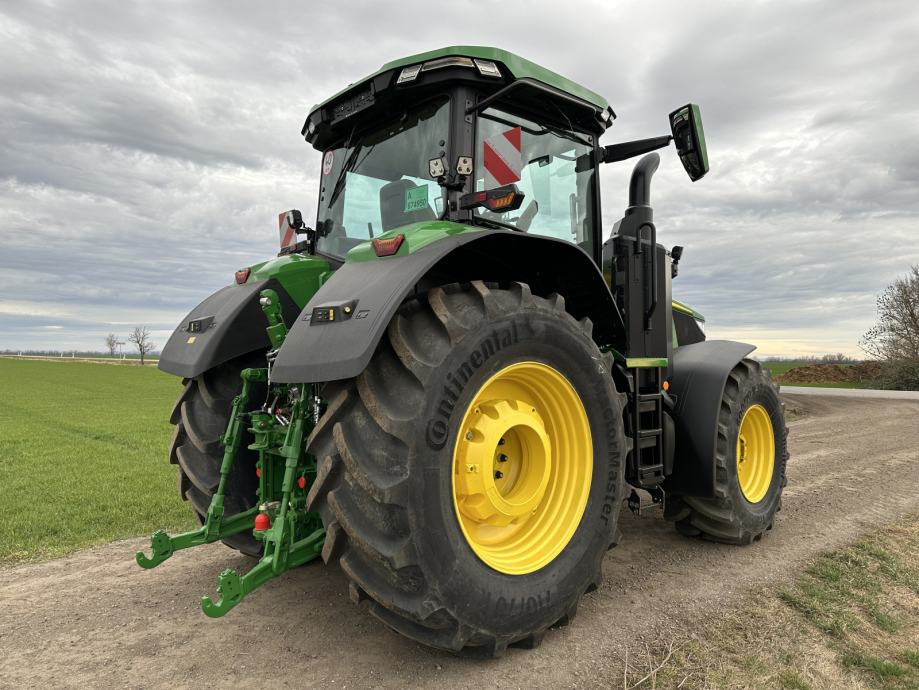 John Deere R