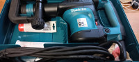 Prodajem Makita HM0871C Elektricni Cekic za razbijanje 1100W