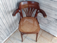 Stolica Thonet sa naslonom za ruke