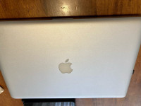 Macbook Pro 2010 i5 + rezervni kabel za punjac za dijelove