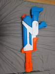 Nerf super soaker pistolj na vodu