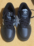 Adidas TEAM COURT 2 UNISEX dječje crne kožne tenisice 39 1/3