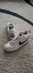 Nike visoke tenisice br.33, 30 eura, kao nove.