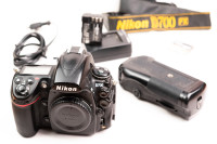 Nikon D700 + 2 kartice + 2 baterije + grip