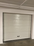 Kompletna sekcijska garažna vrata s okovom dimenzija (š/v) 242x220cm