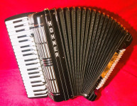 Hohner Morino IV N, kabinka 2+2, 11prim + 5 bas registara, SERVISIRANA