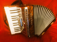 HOHNER STUDENT IV N, 40 basova, 3 prim registra kao nova, SERVISIRANA