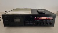 Kazetofon Yamaha KX - 670  sa daljinskim i prateći manual.