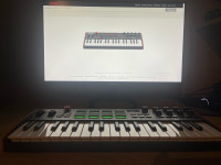 Akai MPK Mini Plus MIDI sinisajzer - crni