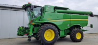 Kombajn John Deere S770i sa hederom i adapterom