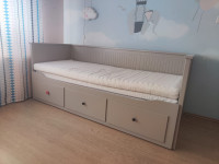 HEMNES - dnevni krevet s 3 ladice / 2 madraca / sivi