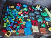 Srednje velike lego kocke i autići