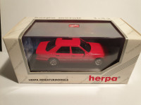 1:43 Mercedes E320 W124, Herpa, crveni model