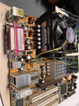 Asus P4P800-VM sa procesorom i memorijom