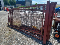 metalna ograda sa stupovima