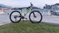 Prodaejm vrlo povoljno Specialized Rockhopper 27,5 green