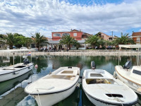 Bibinje, kuća s restoranom i dva stana