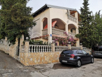 Donji Karin, kuća katnica sa 5 apartmana POVOLJNO! (prodaja)