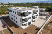 DVOSOBAN APARTMAN PRIVLAKA - PRIZEMLJE - 200M OD MORA - LIFT