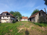 Građevinsko zemljište sa ruševinom, šupom i štalom u Bariloviću