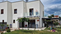 Kaštelir, moderna vila u nizu s dvorištem, 93 m2