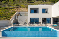 ----OMIŠ PISAK VILLA 262 M2 , S BAZENOM I PANORAMSKIM POGLEDOM----