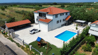 Villa 400m2 sa bazenom na zemljištu od 830 m2.