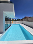 Moderna nova kuća s bazenom i pogledom na more u Vrsima