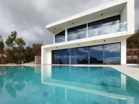 Moderna villa s bazenom i otvorenim pogledom na more