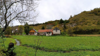 Ogulin , Modruš - Prodaje se imanje uz potok