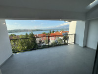 OTOK KRK-SOLINE,ATRAKTIVAN OVI APARTMAN,VRT,150 METARA OD MORA