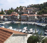 Otok Šolta, kamena starina uz more