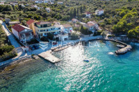 Otok Ugljan, kuća s pet apartmana tik uz more