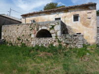 Šmrika, primorska stara kuća sa gospodarskom zgradom i ruševnom pomoćn