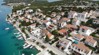 Tisno Moderan apartman u prizemlju sa pogledom na more