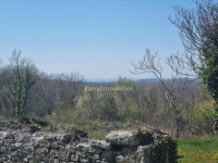 Tri ruševine na mirnoj lokaciji s pogledom na more