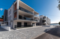 Vodice- Srima, prodaje se apartman s vrtom, drugi red do mora